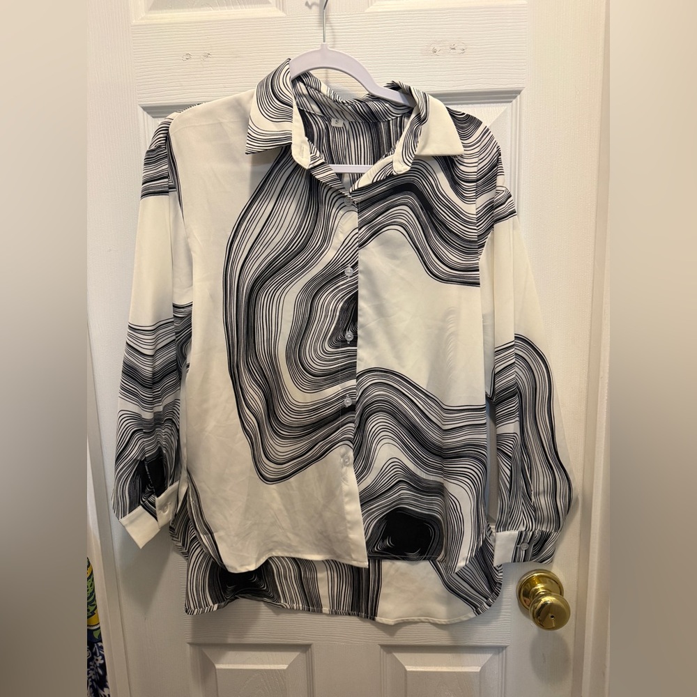 Women's Black & White Swirl Button-Up Shirt
